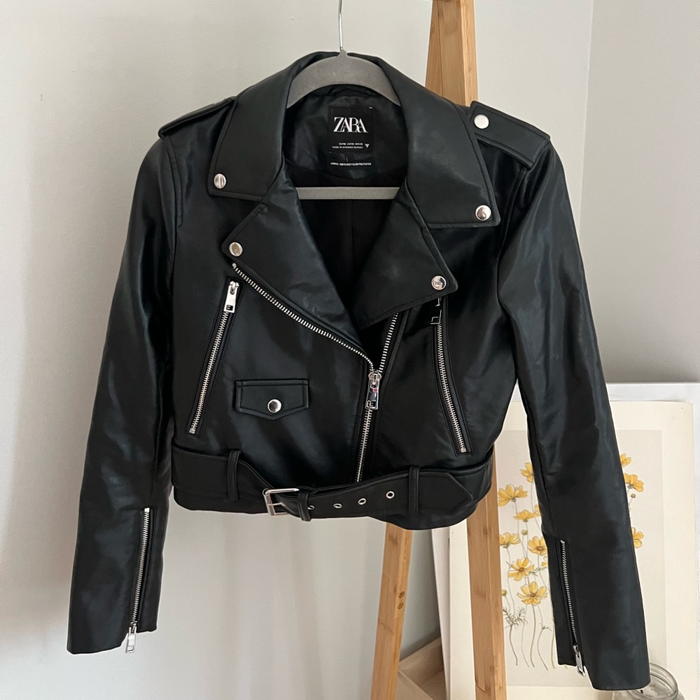 ZARA Black faux leather jacket. USA M. Super cute, comfy, & great condition! 🖤